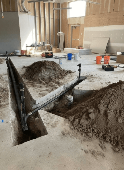 Rakennustyömaa ja raskaat jälkityöt käynnissä